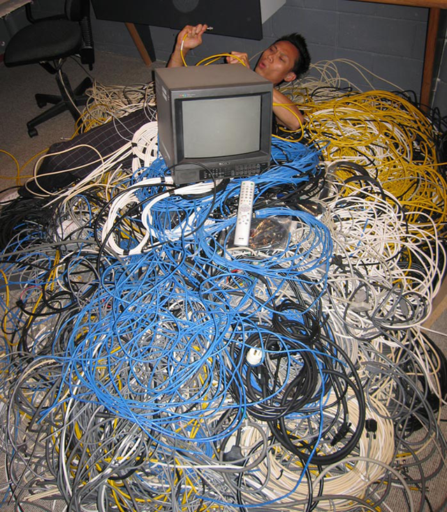 news_cable_mess_03_full